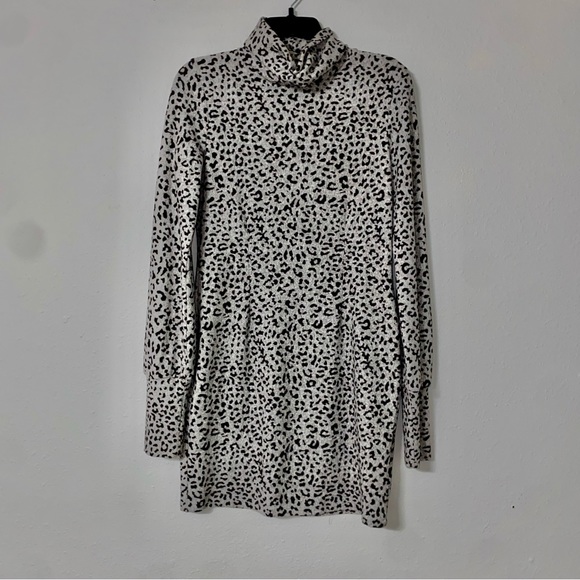 Charlotte Russe Small Womens
Sweater Dress Leopard Print Turtle
Neck NWT - Picture 2 of 4